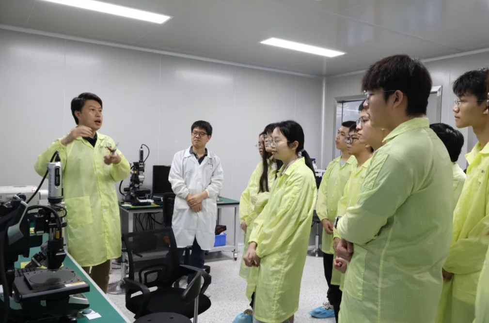 哈工大师生走进伟德体育世界杯进入实验室